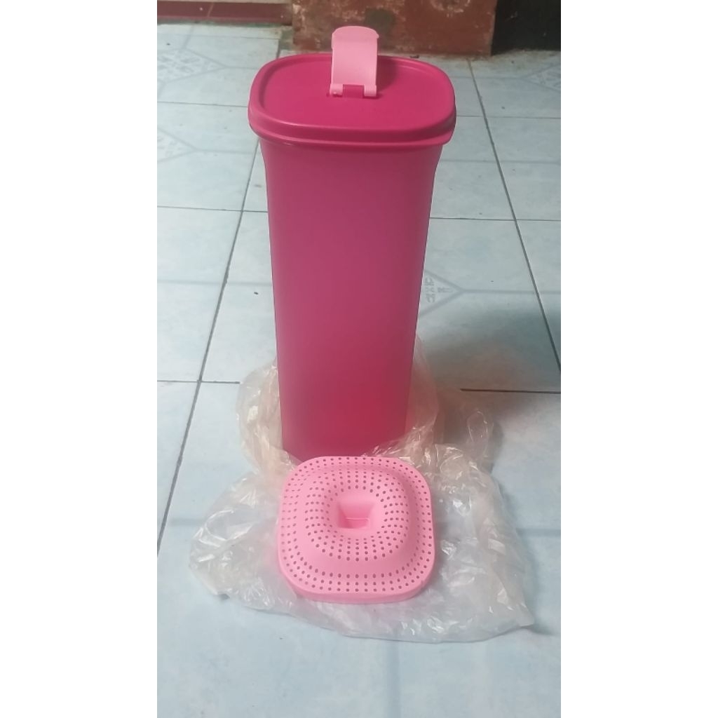 Tupperware Slimline 2L with strainer