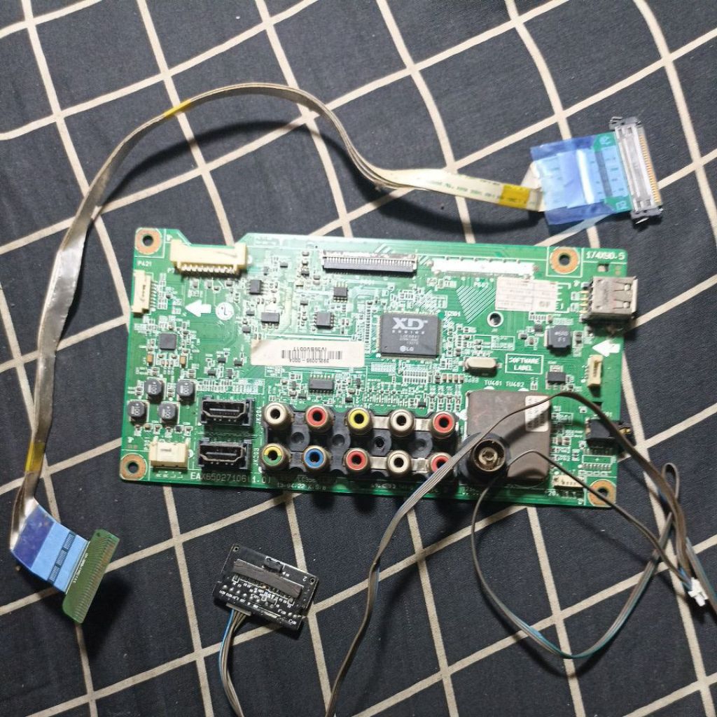 mobo mainboard tv lg 32 inch 32ln5100 bekas normal cabutan tv sudah include sama flexible sensor ir