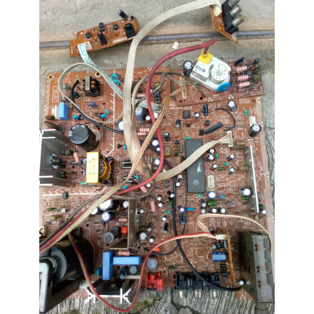 Mesin TV tabung cembung 14inc merk Polytron Diva, normal.