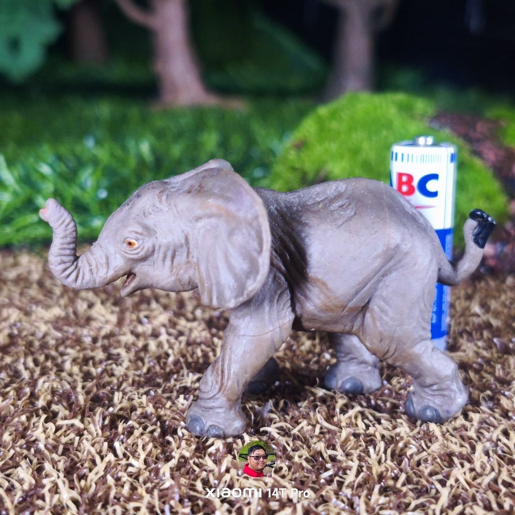 safari Ltd 1996 baby elephant figure