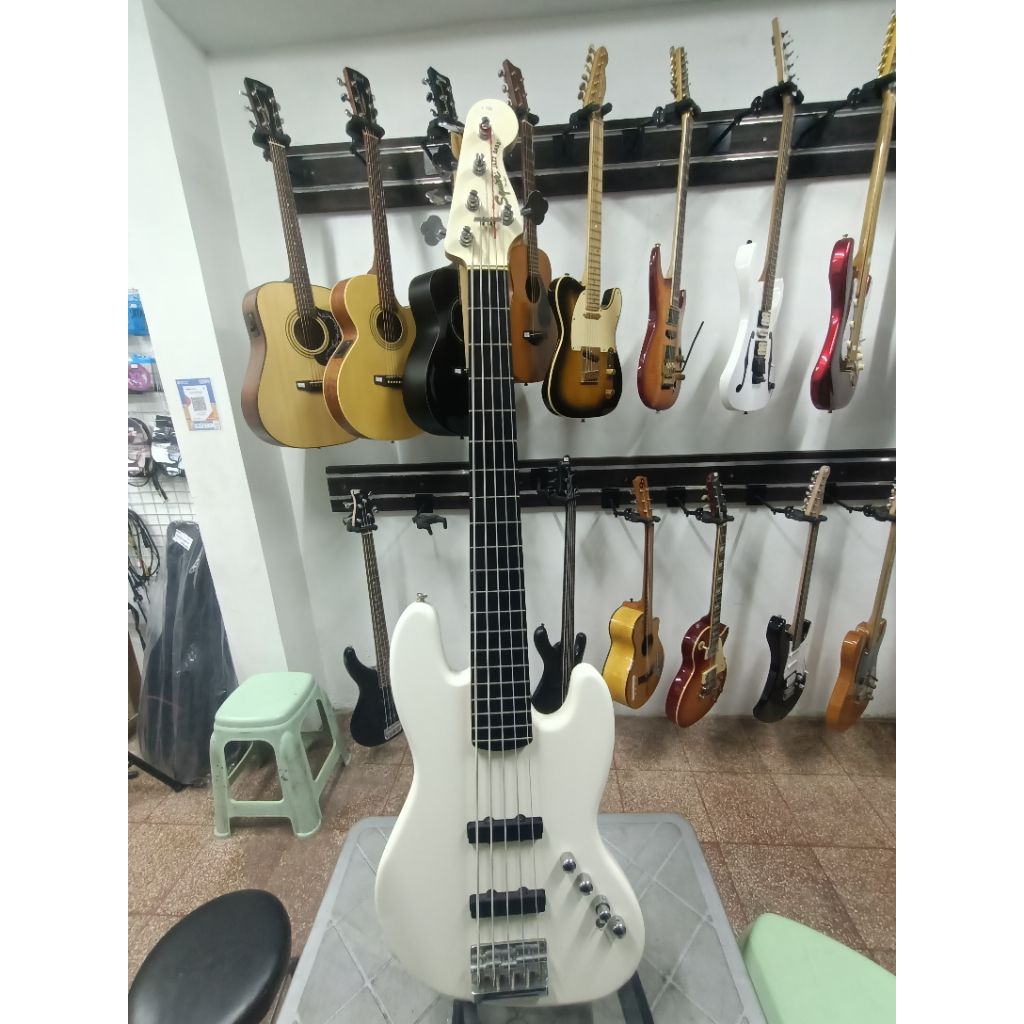 Squier jazz bass V deluxe Olimpic white