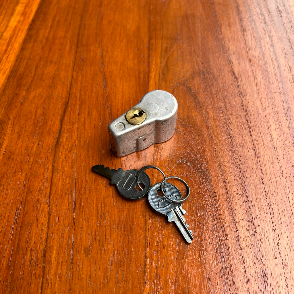 Kunci Tiang Ban Serep Vespa Kunci Pengaman Ban Serep NOS