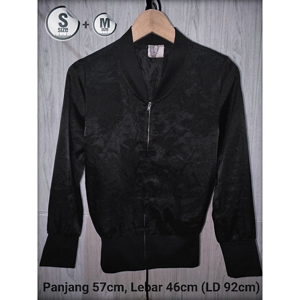PreIoved Jaket Cewek Hitam Glossy