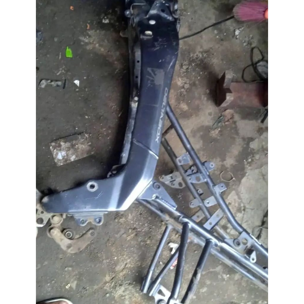 rangka batangan yamaha vixion old barang asli original copotan masih bagus..