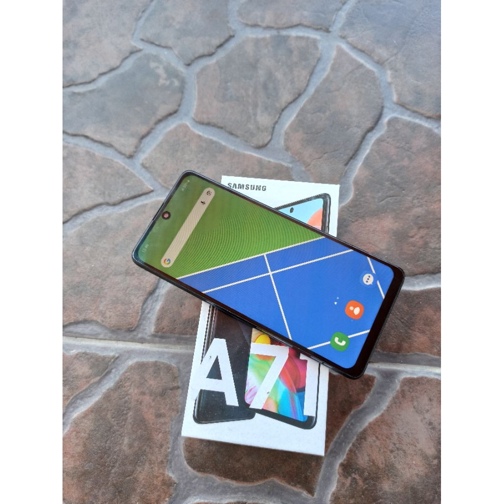Samsung a71 memory 128gb / ram 8gb bekas second kondisi lcd baterai masih bagus