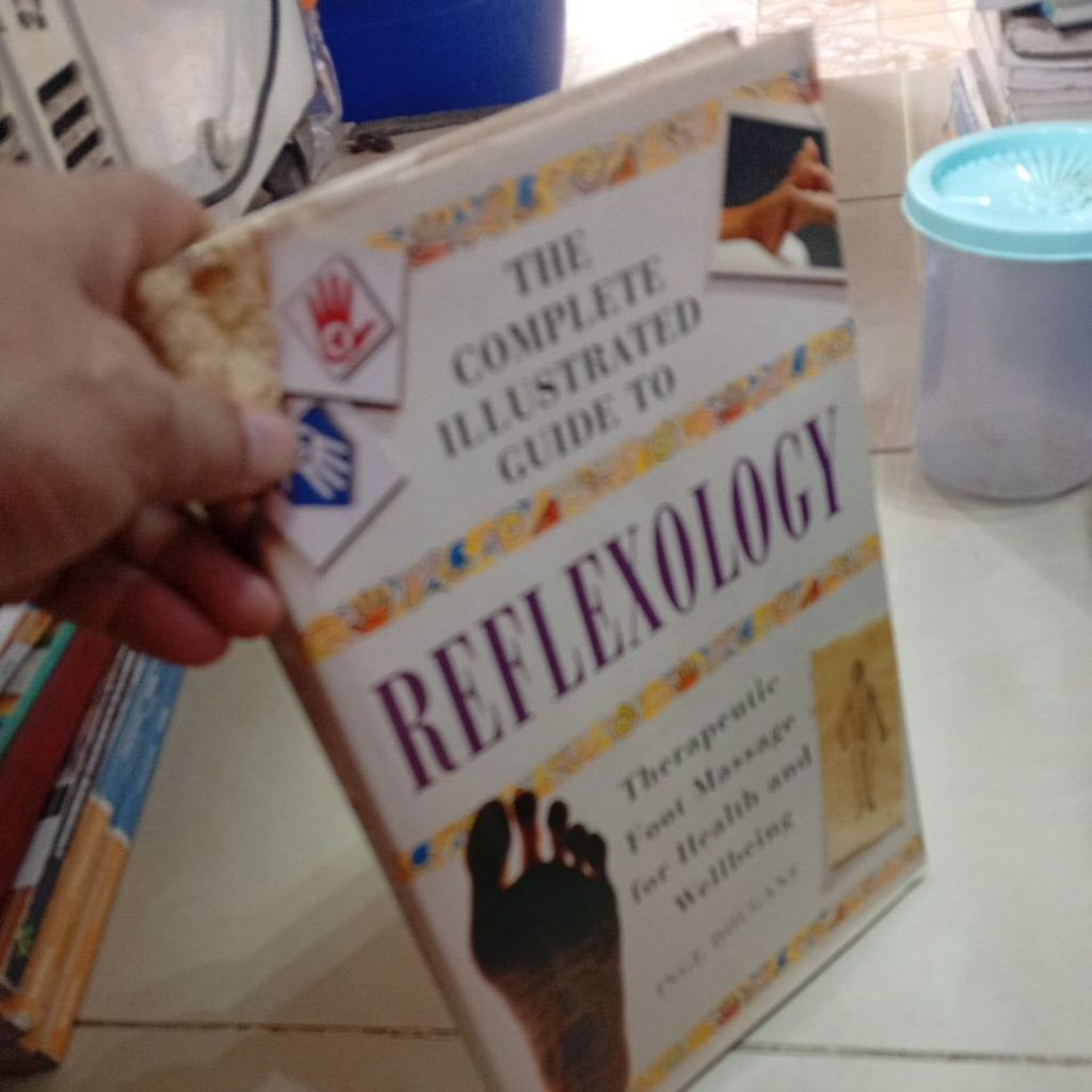 THE COMPLETE ILLUSTRATED GUIDE TO REFLEXILOGY INGE DOUGANS