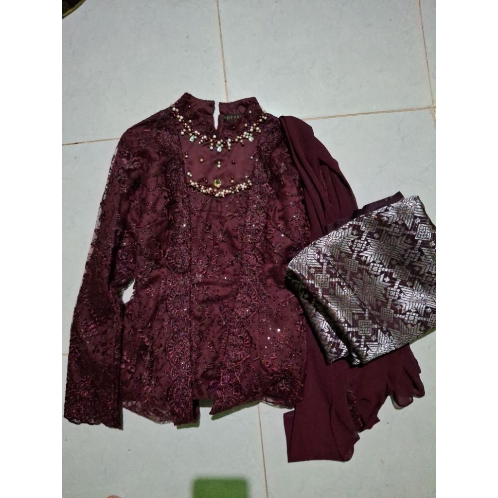 preloved kebaya wisuda akita
