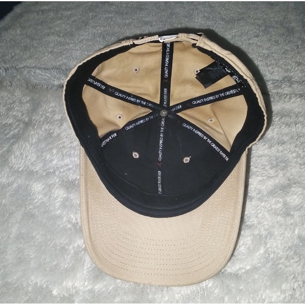 Topi Meloncat Logo Besi Setelan Second