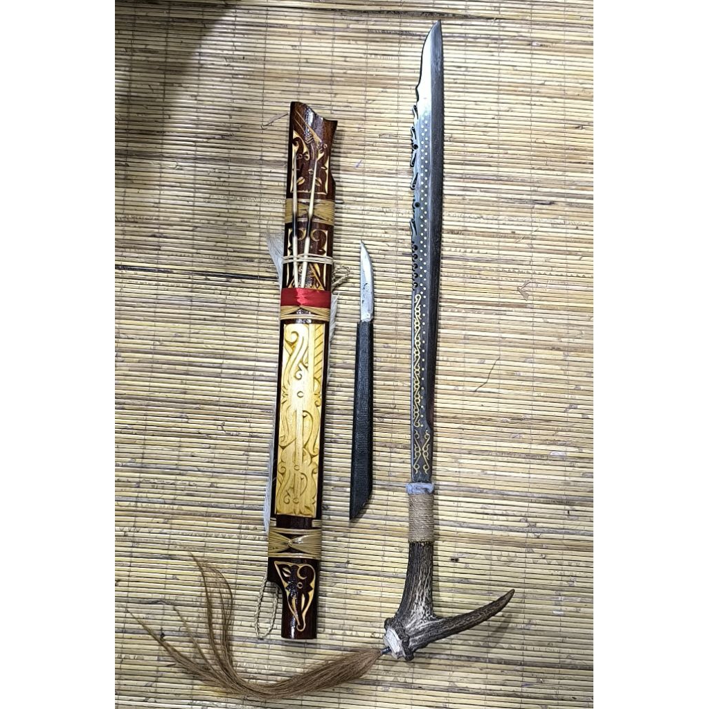 Souvenir Mandau pusaka khas suku adat dayak asli kalimantan Asli