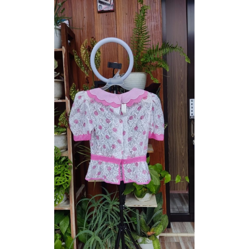 Blouse brukat lengan balon pendek warna pink dan putih