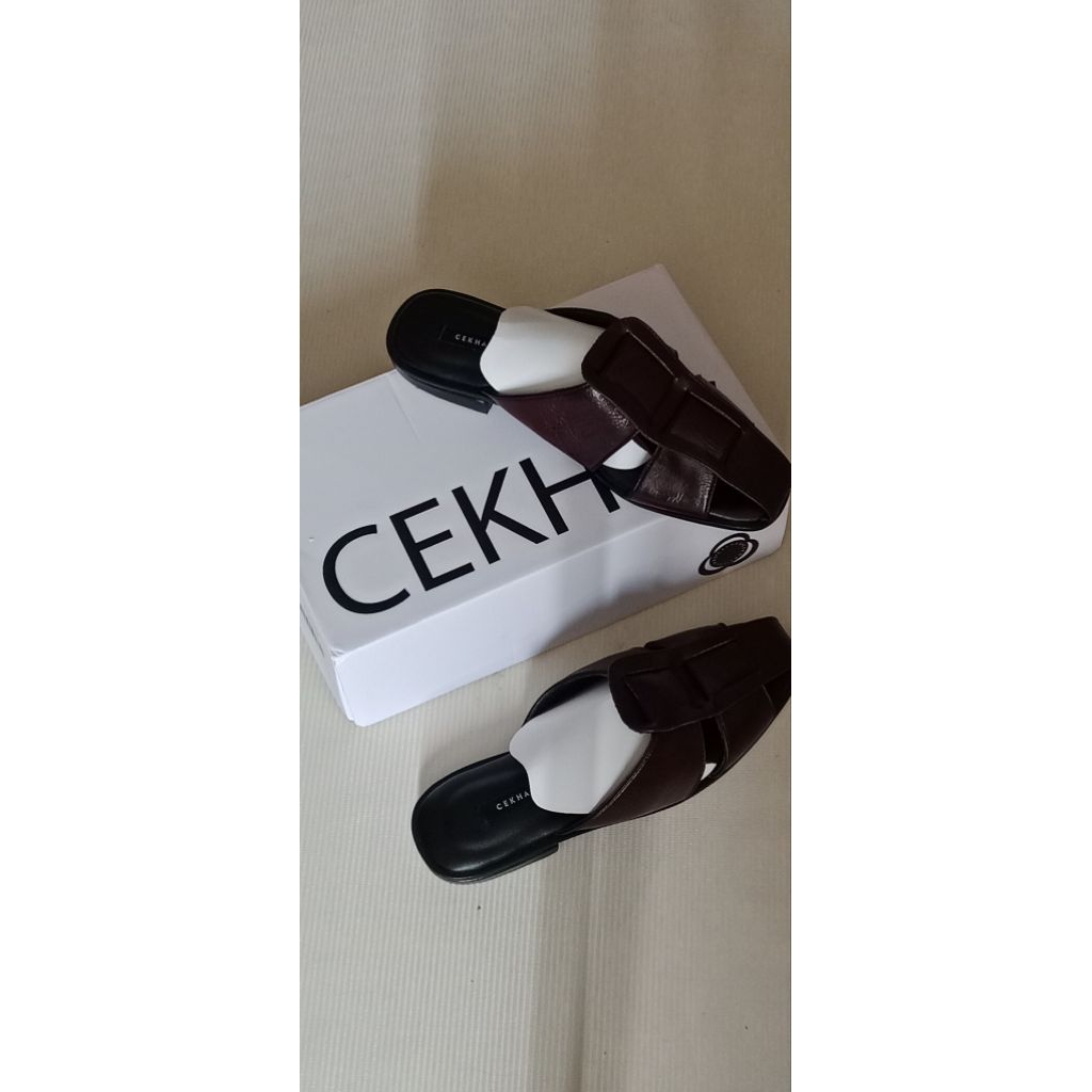 Sepatu cekhas masih baru