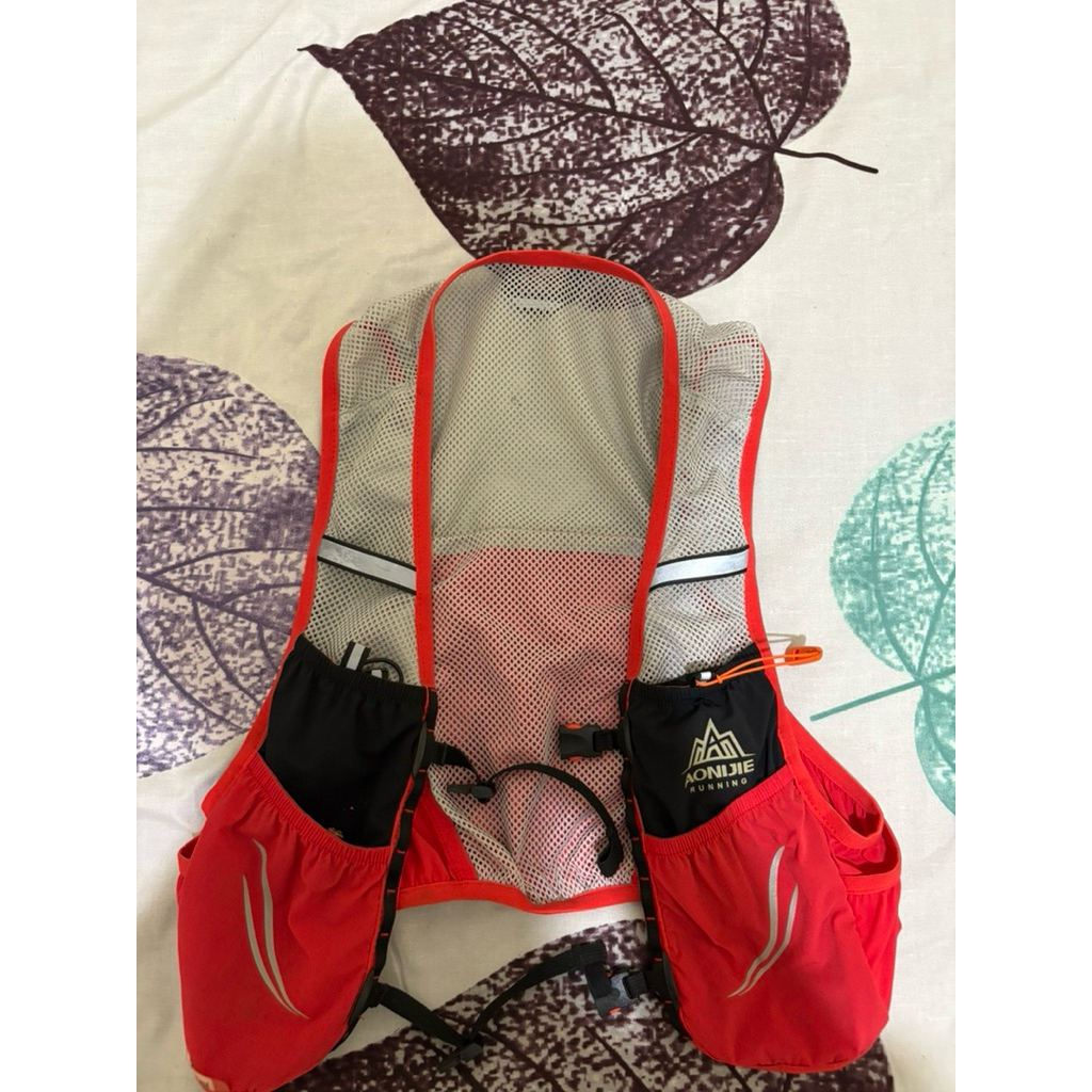 Aonijie trail running vest / hydration pack