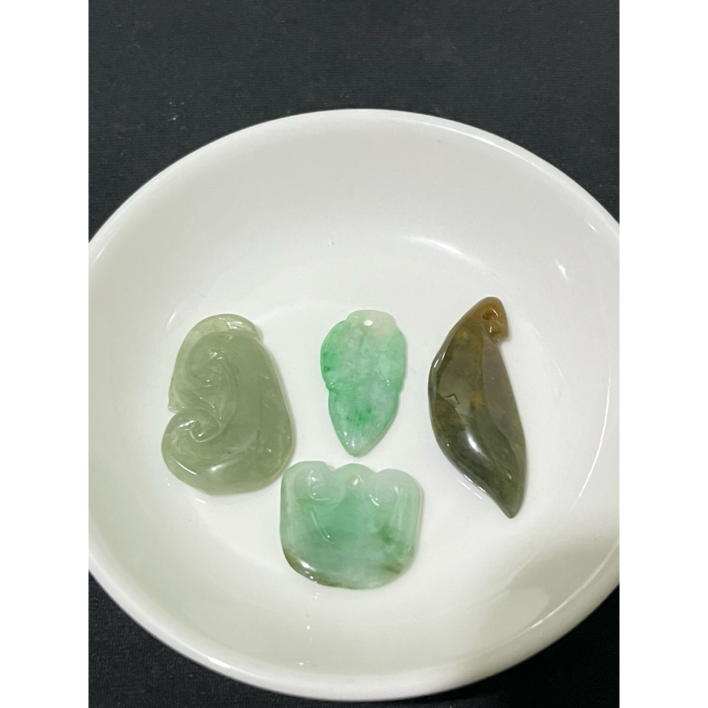 Liontin Giok Burma Ruyi dan Daun