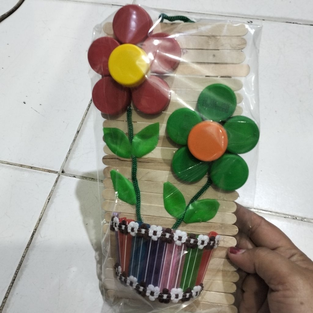KERAJINAN TANGAN DARI STIK ICE CREAM DAN TUTUP BOTOL KERAJINAN TANGAN ANAK SEKOLAH KERAJINAN TANGAN 