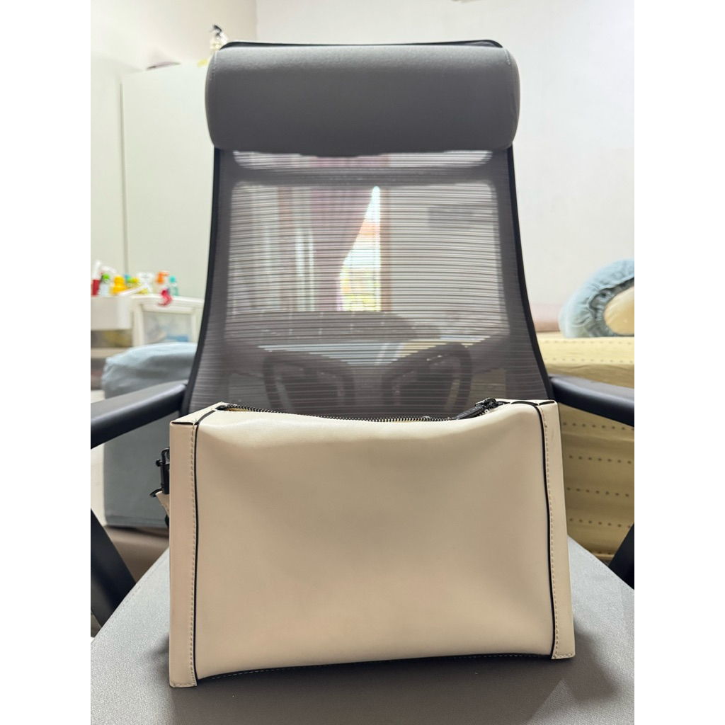 Charles & keith  Cordele slouchy