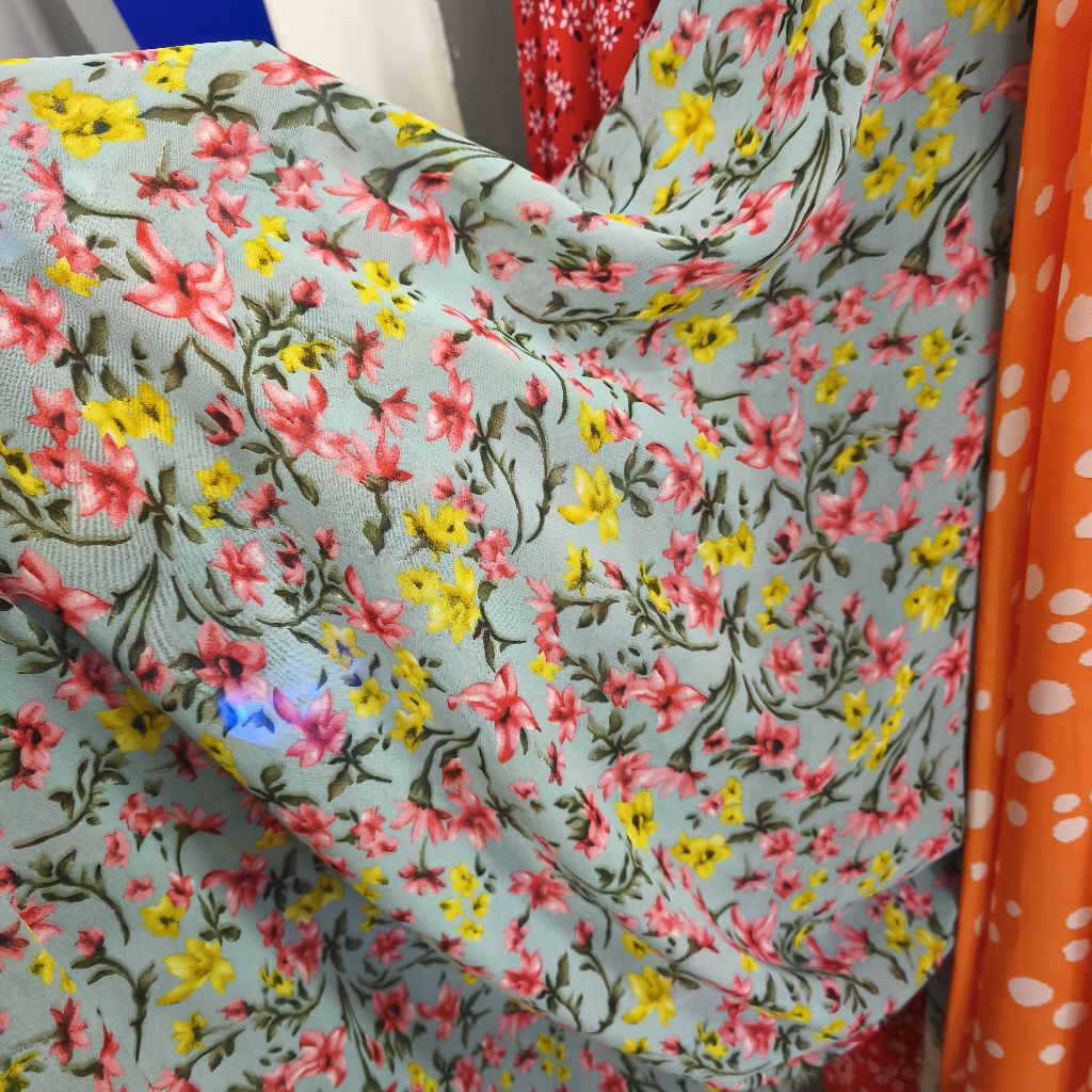 Kain Sifon Ceruty Motif Bunga Kecil Pink Kuning – Bahan Jatuh, Lembut, Adem, Elegan untuk Gamis, Dre