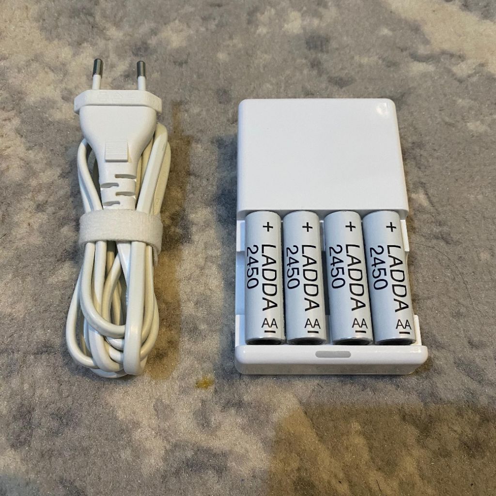 IKEA LADDA Charger Baterai dan 4 Baterai AA Isi Ulang Kapasitas 2450mAh