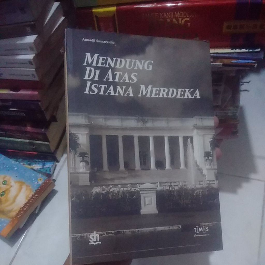 buku sejarah mendung di atas istana merdeka oleh Atmaji sumardjo