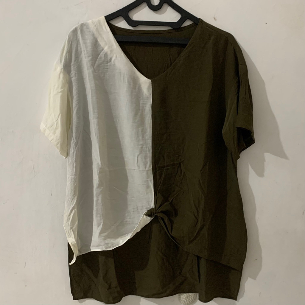 blouse twotone army putih bw (-noda air samar) preloved