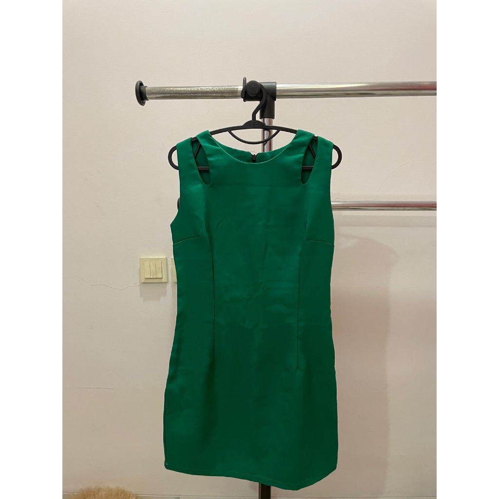 GREEN SLEVELESS DRESS
