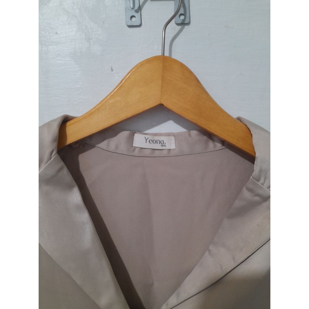 Crop Top Satin Shirt Merk Yeona