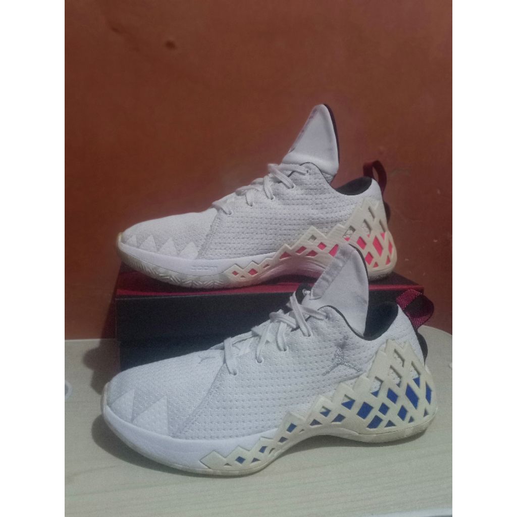 sepatu basket second size 44