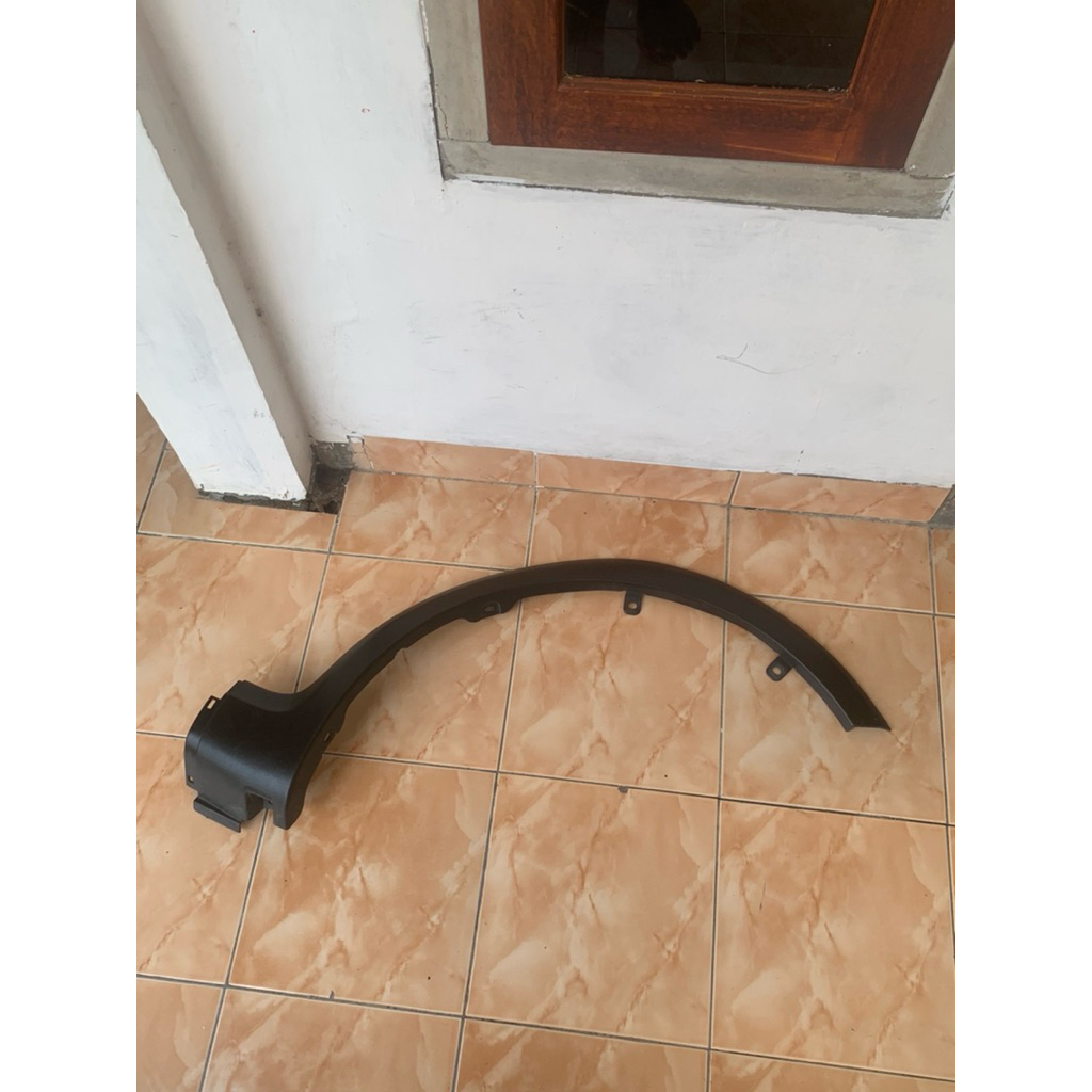 LIST OVER FENDER DEPAN KANAN SUZUKI X OVER-SX4 ORIGINAL