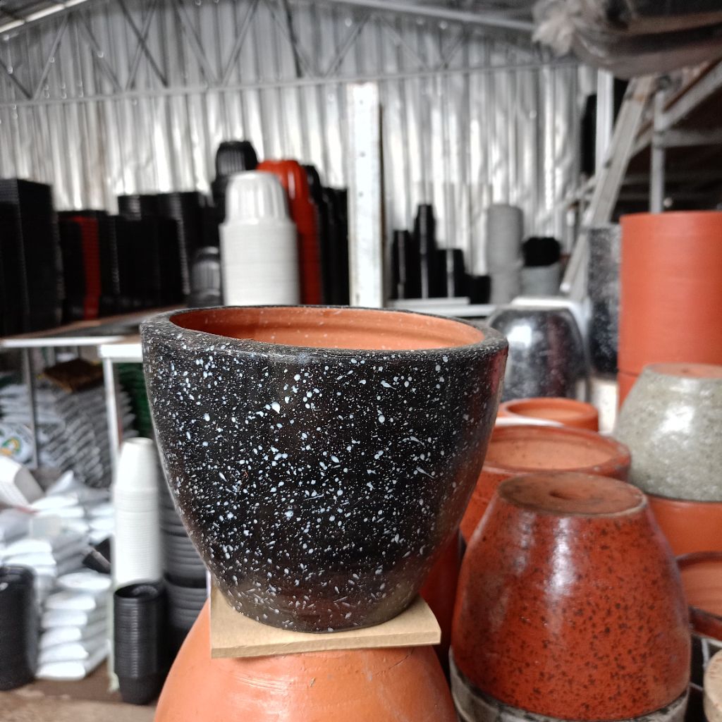 pot gerabah tanah liat warna hitam diameter 18 cm