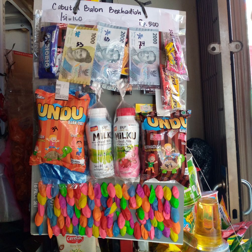 Cabutan Balon Berhadiah Ciki Undu Uang Snack Susu Botol & Toys (isi 100)