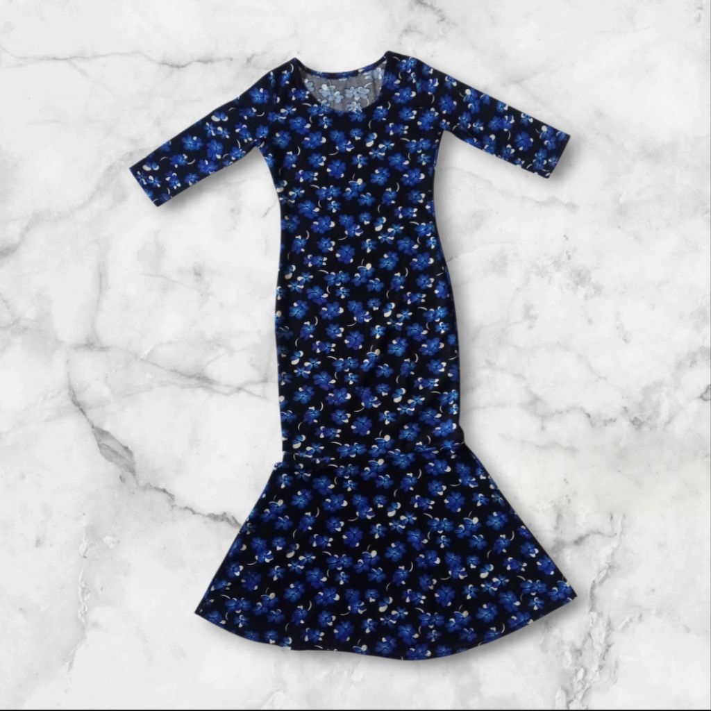 Gamis model duyung bahan moscrepe warna hitam pekat motif bunga + Adm