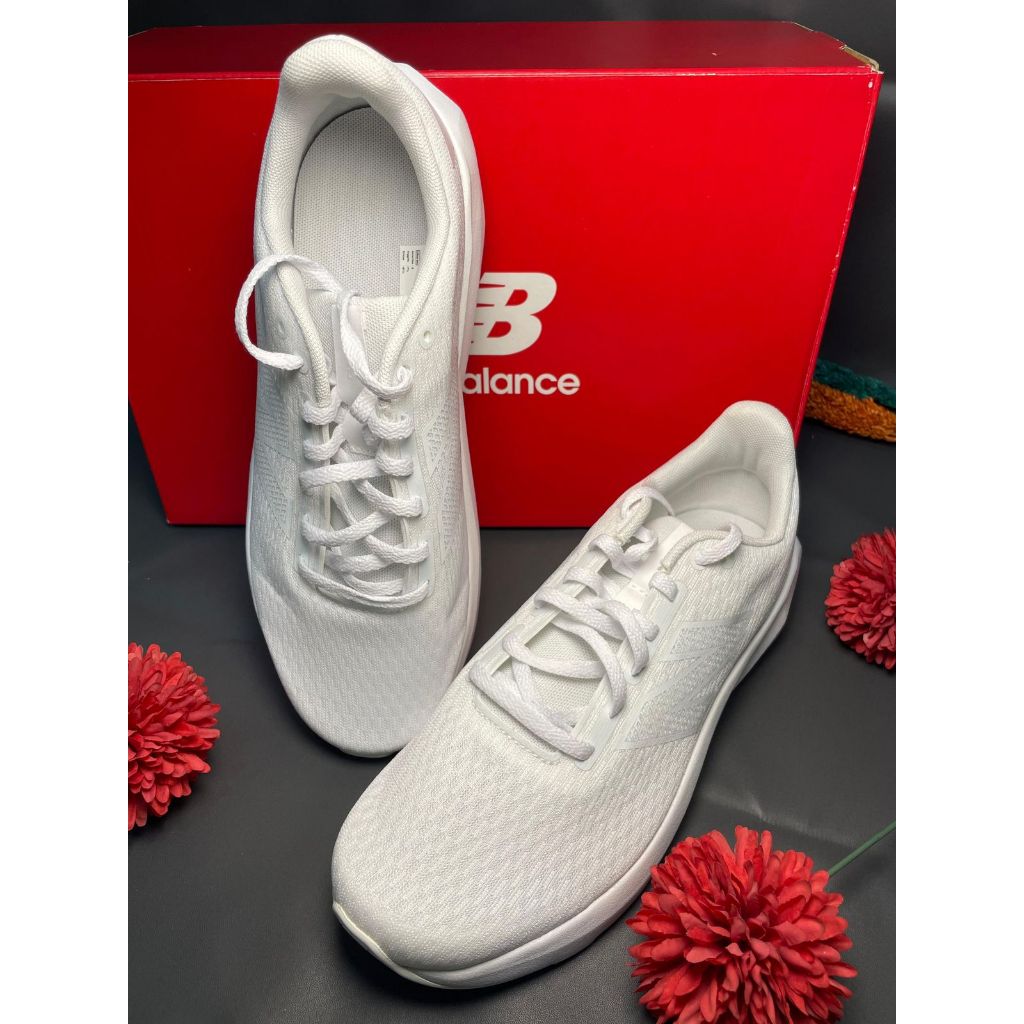 Preloved New Balance Running Course 413 V3 Running Shoes/Sepatu Lari for Men/Pria in White/Putih Mur