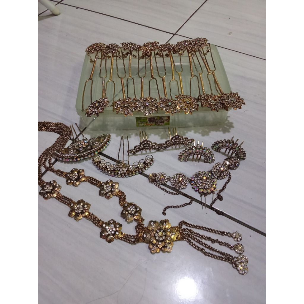 AKSESORIS PENGANTIN SOLO PUTRI