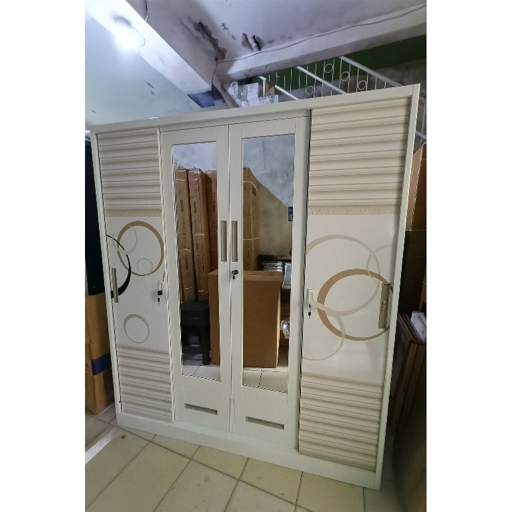 Lemari baju besi 4 pintu