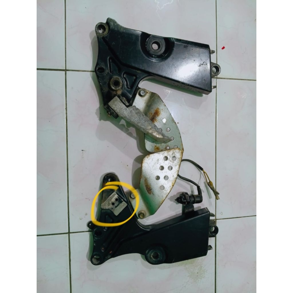 Dudukan footstep depan Yamaha Byson karbu original 2nd lepasan motor