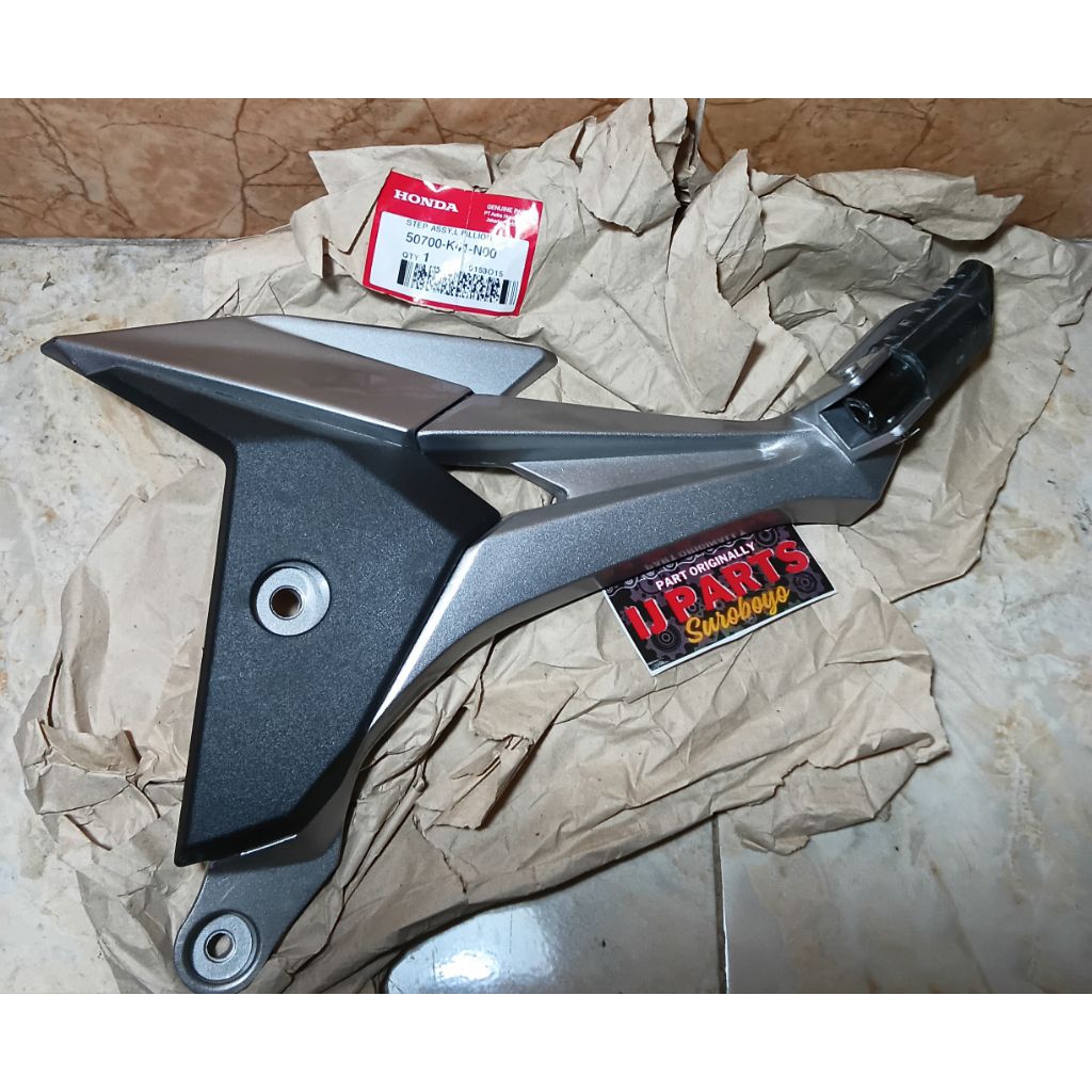 50700 K41 N00 FOOTSTEP PIJAKAN KAKI BELAKANG SUPRA X125 Fi KIRI ORIGINAL AHM KANAN