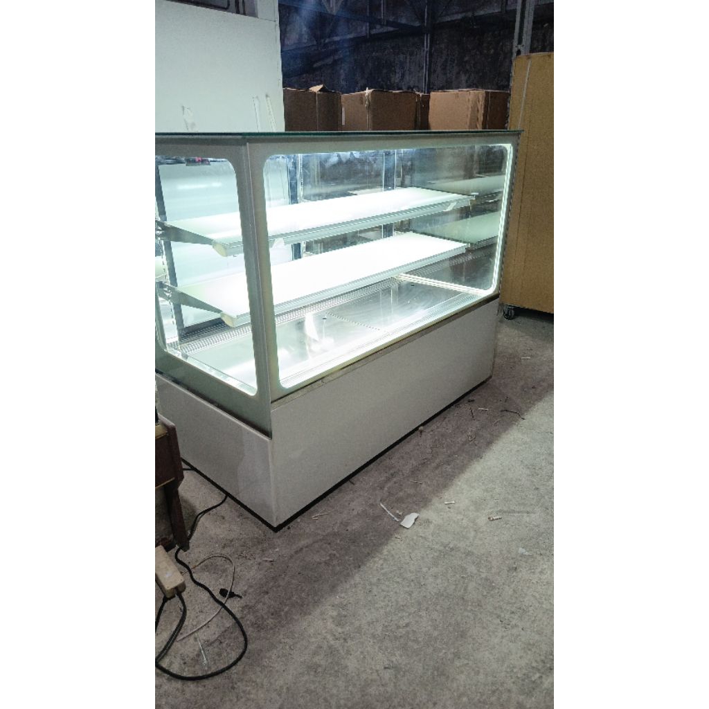 cake showcase panjang 150 cm second