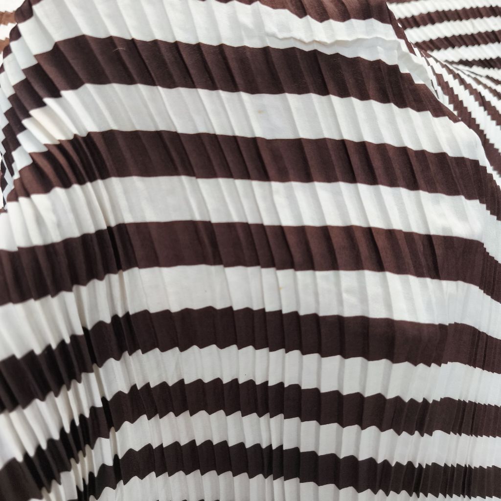 Kain Satin Plisket Motif Salur Putih Coklat Bw – Bahan Jatuh, Lembut, Adem, Elegan untuk Gamis, Dres