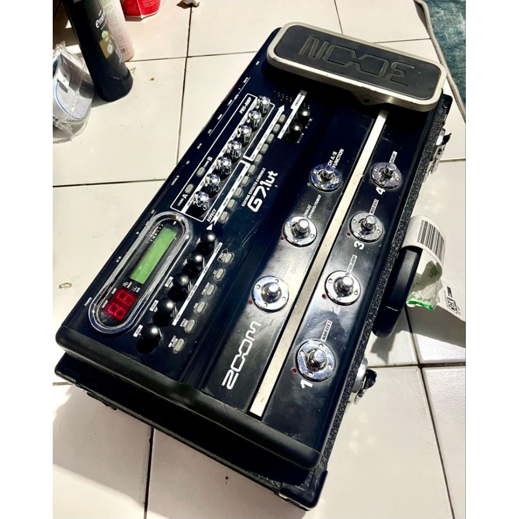 Efek gitar zoom g7.1ut
