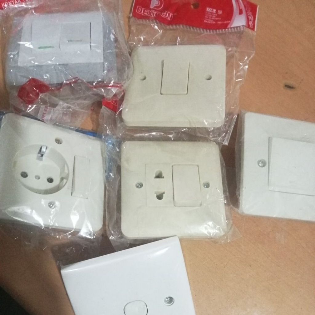 Saklar listrik tanam simpel