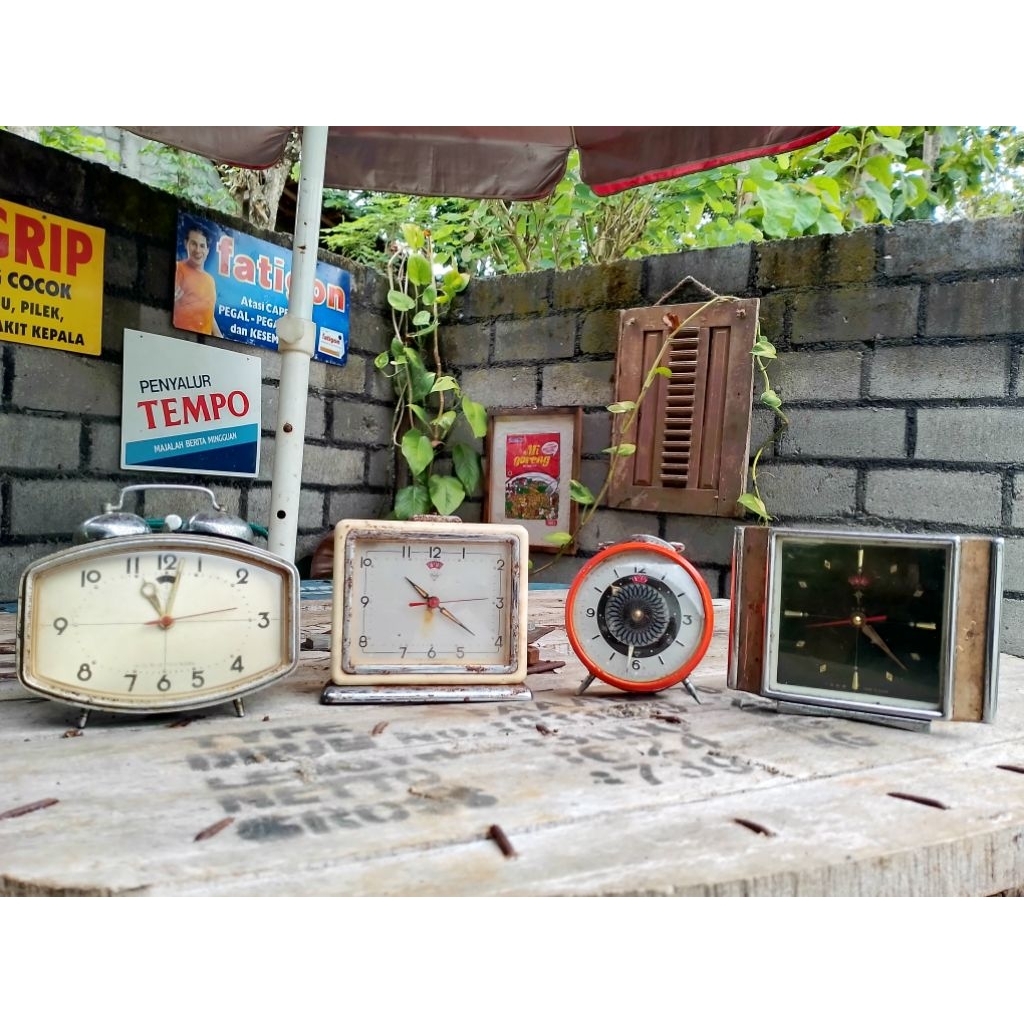 jam weker meja jadul vintage lawas nyala/on