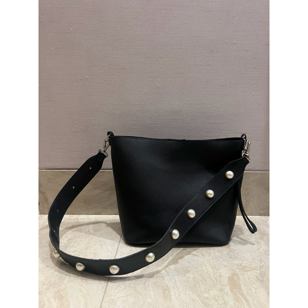 Pingo bag 20 find kapoor black pearl bag second authentic original asli