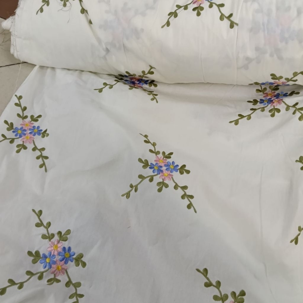 KAIN KATUN BORDIR MOTIF BUNGA WARNA DASAR PUTIH