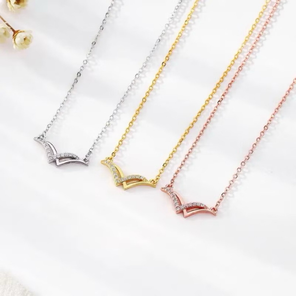 kalung liontin titanium wanita burung camar huruf V