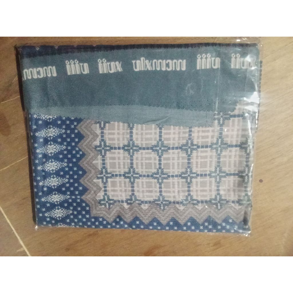 jilbab segi 4 berwarna biru bermotifkan batik