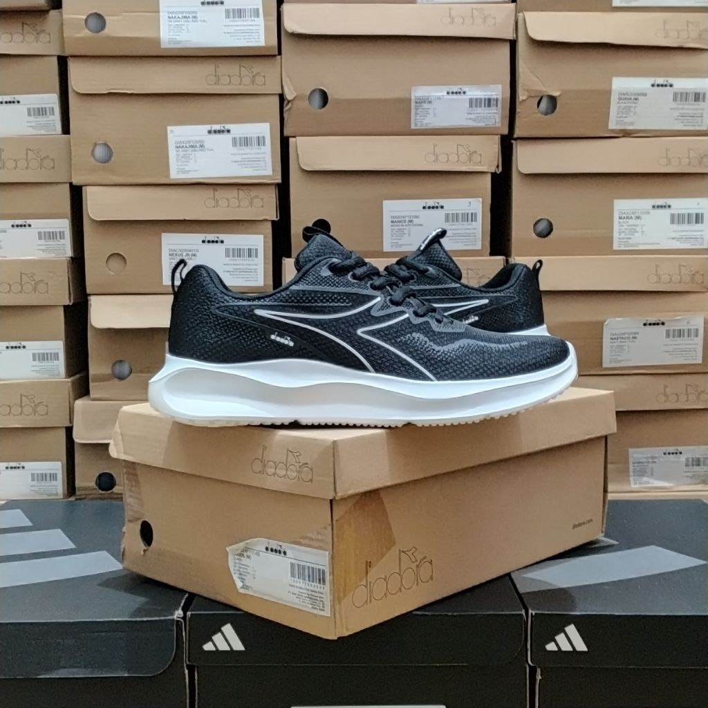Sepatu Diadora Maxis Hitam (Original)