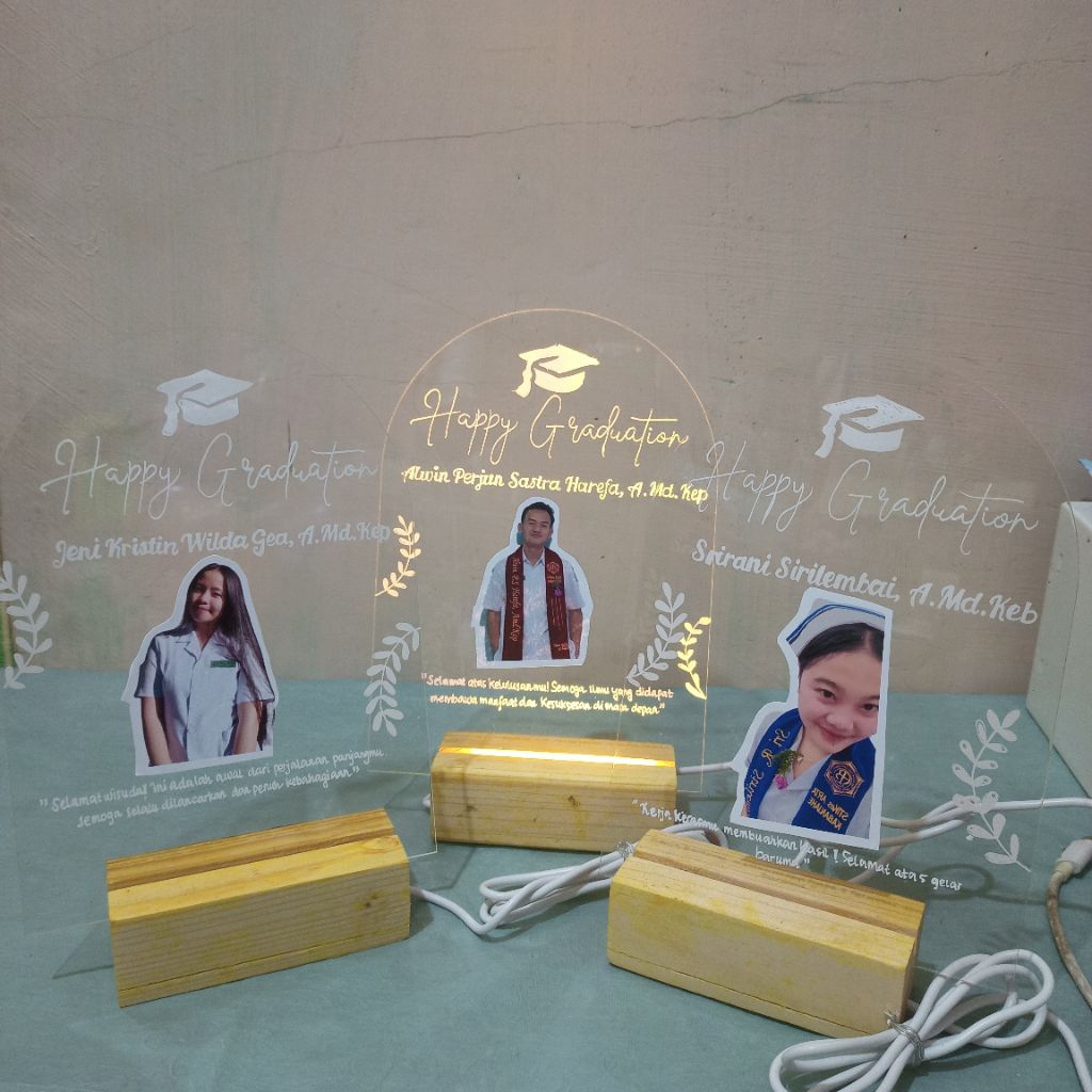 HADIAH WISUDA STANDING AKRILIK USB/LED Baterai,