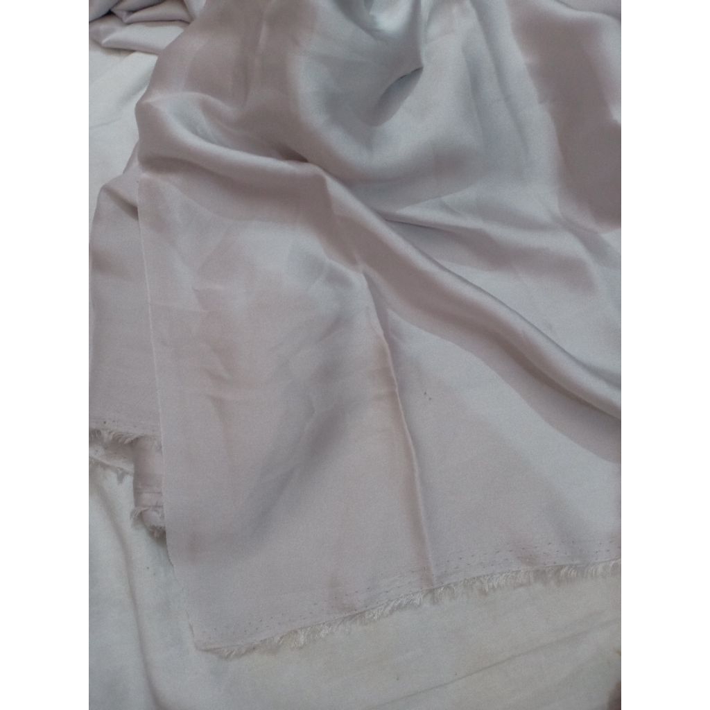 KAIN SATIN SILK POLOS WARNA ABU SILVER (REQ PANJANG 50 CM = Rp11.500)