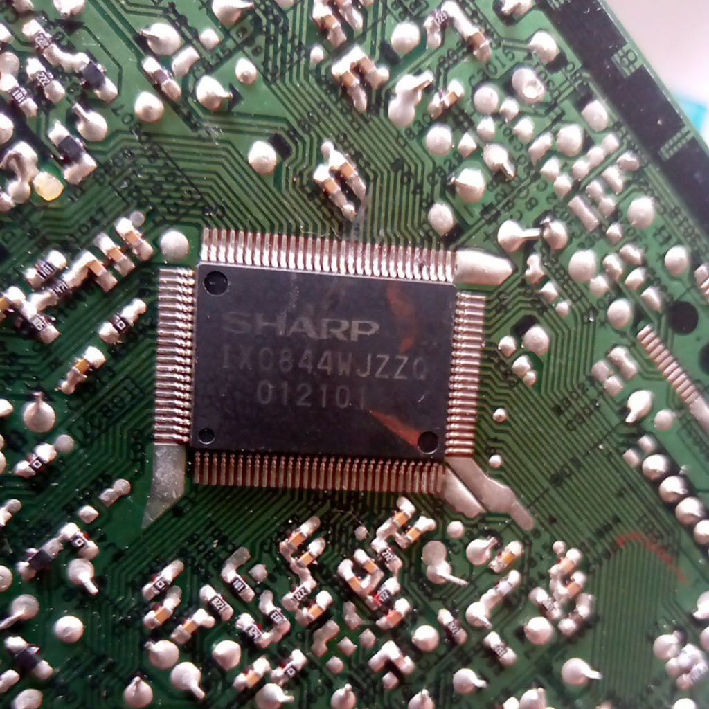 iC SHARP IXC844WJZZQ cabutan masih nempel pcb
