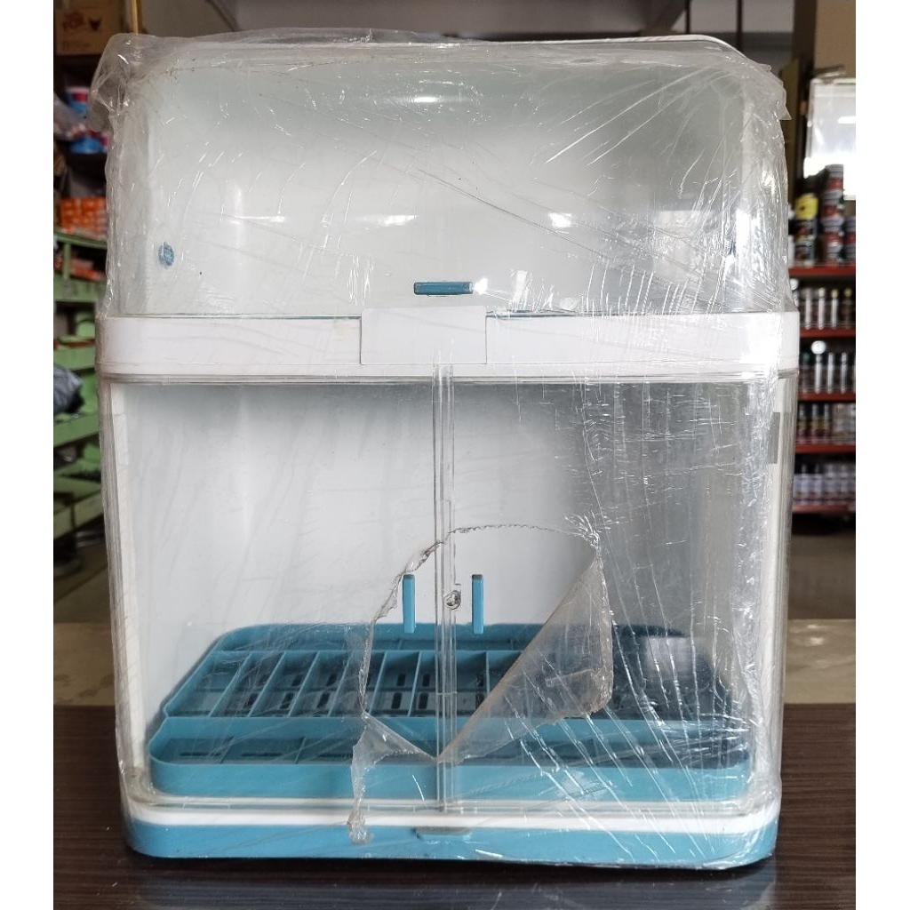 rak piring plastik dengan penutup transparan.