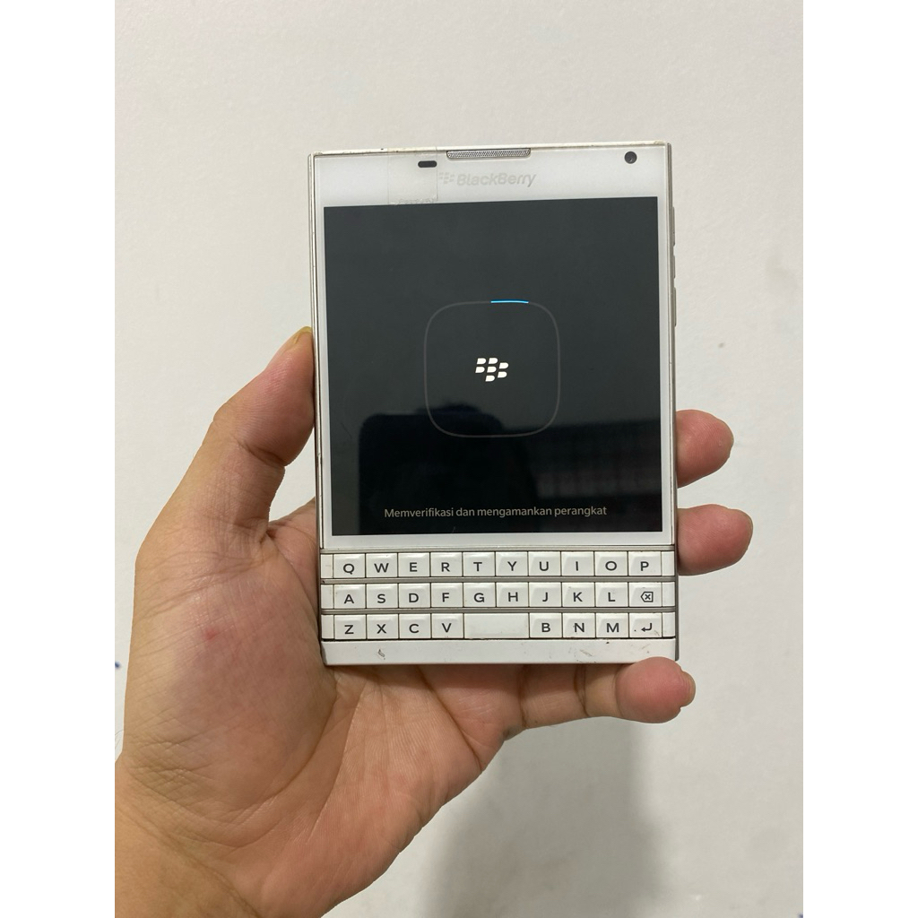 blackberry passport putih